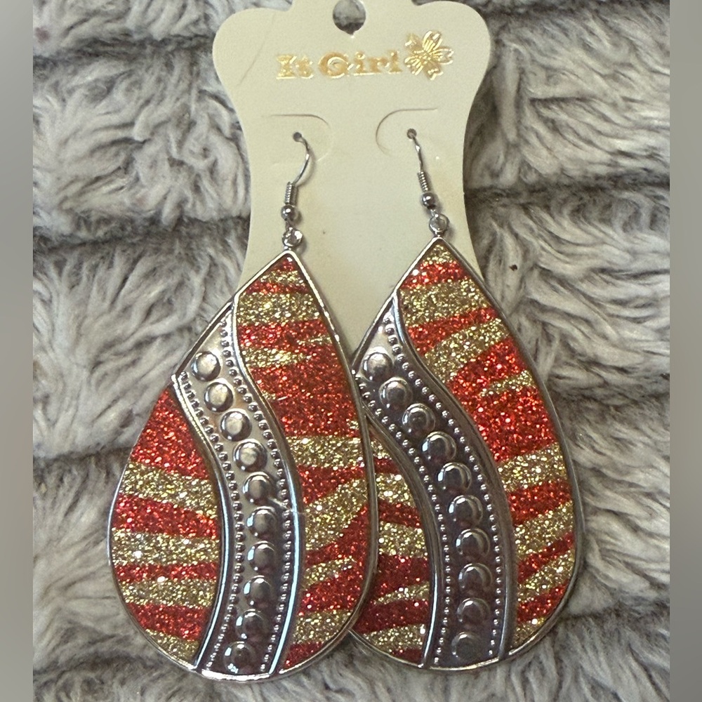 🌸4 for $10 NWT It Girl Red and Gold Glittery Teardrop Earrings - Picture 1 of 6